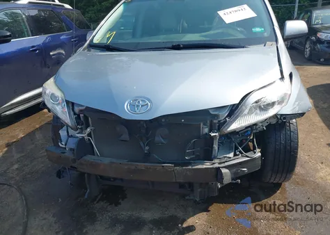 2014 Toyota Sienna Xle 7 Passenger z USA, uszkodzony, nr VIN 5TDDK3DC0ES087274